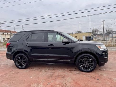 Used 2019 Ford Explorer XLT w/ XLT Sport Appearance Package image 4