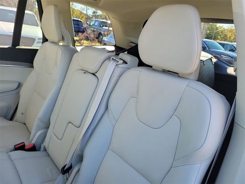 Used 2023 Volvo XC90 B6 Plus image 12
