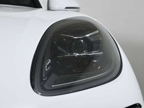 Used 2026 Porsche Macan AWD/4WD image 11