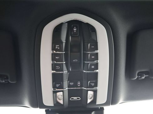 Used 2025 Porsche Macan AWD/4WD image 24