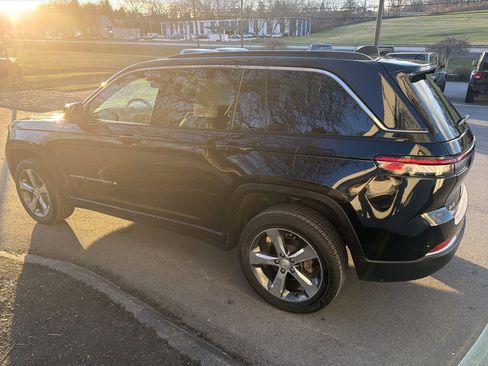 Used 2025 Jeep Grand Cherokee Limited w/ Luxury Tech Group II image 6