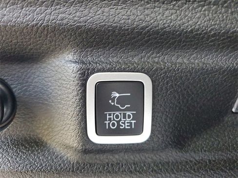 Used 2023 Jeep Grand Cherokee L Limited image 9