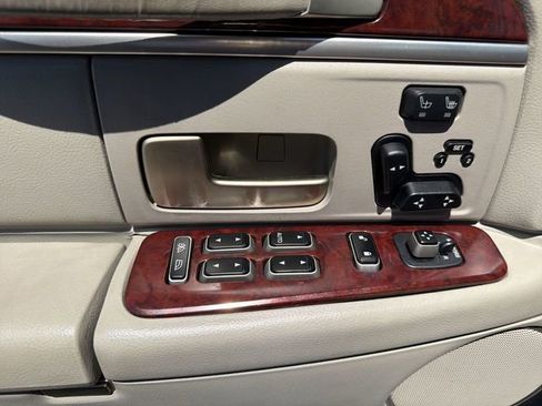 Used 2003 Lincoln Town Car Signature RWD image 20