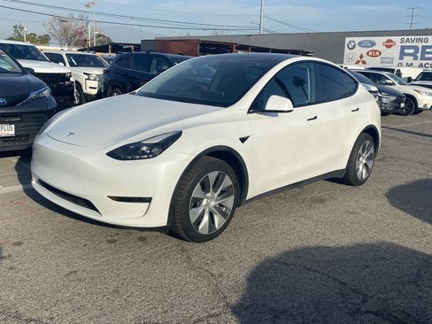 Used 2023 Tesla Model Y Long Range image 2