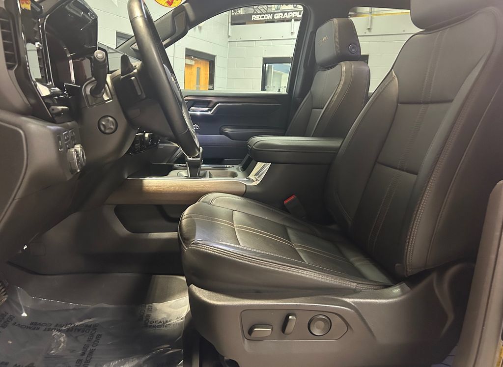 Used 2024 Chevrolet Silverado 1500 High Country w/ Technology Package AWD/4WD image 14