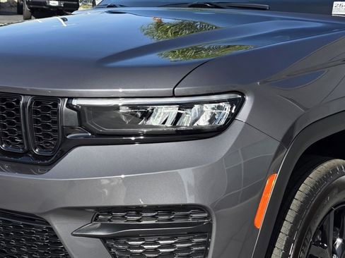 New 2025 Jeep Grand Cherokee Altitude image 8