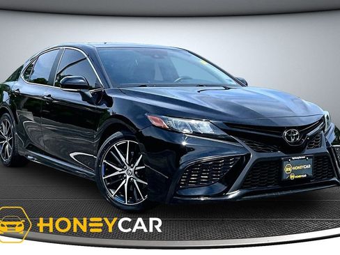 Used 2022 Toyota Camry SE FWD image 1