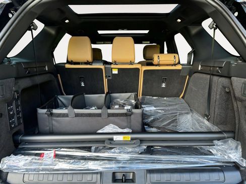 New 2025 Land Rover Discovery Dynamic SE image 19