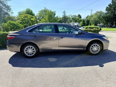 Used 2016 Toyota Camry LE FWD image 3
