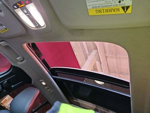 Used 2024 Volvo XC40 B5 Plus image 18