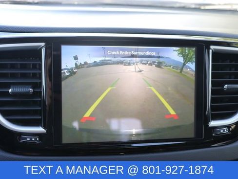 Used 2023 Chrysler Pacifica Touring-L image 25