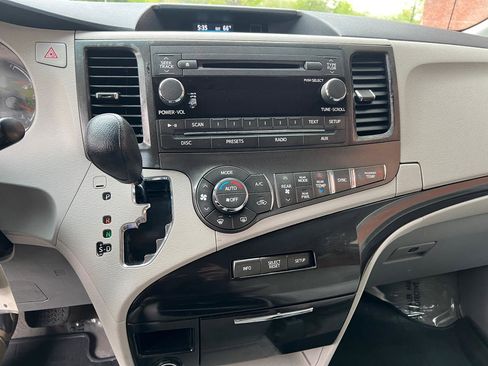 Used 2014 Toyota Sienna LE FWD image 21