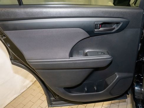 Used 2023 Toyota Highlander LE image 11