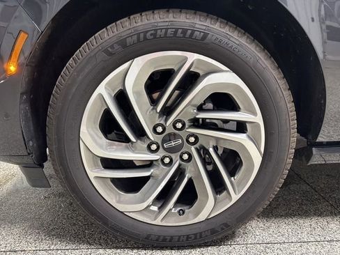 Used 2025 Lincoln Navigator Reserve AWD/4WD image 3