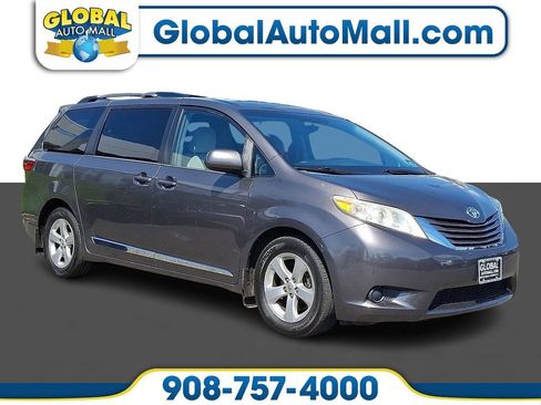 Used 2015 Toyota Sienna LE image 1