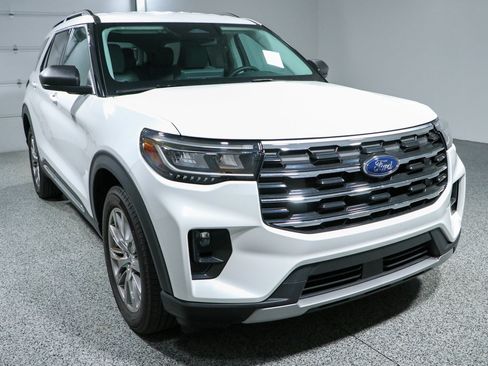 Used 2025 Ford Explorer Active w/ Active Comfort Package AWD/4WD image 5