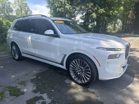 Used 2023 BMW X7 xDrive40i w/ Premium Package AWD/4WD image 3