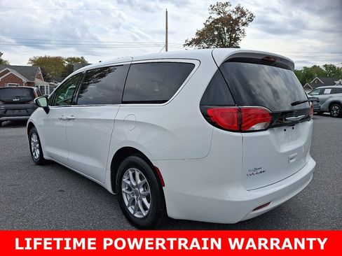 Used 2022 Chrysler Voyager LX image 4