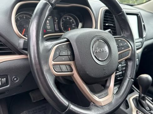 Used 2017 Jeep Cherokee Latitude w/ Comfort/Convenience Group FWD image 14