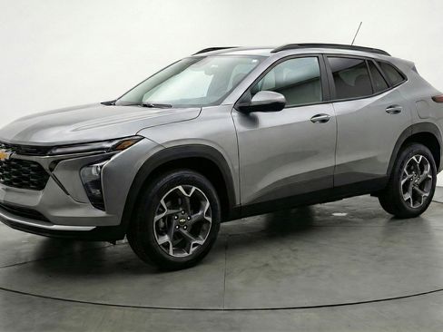 Used 2025 Chevrolet Trax LT image 3