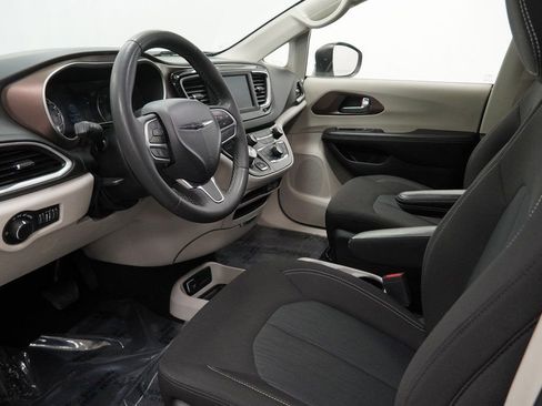 Used 2023 Chrysler Voyager LX image 16