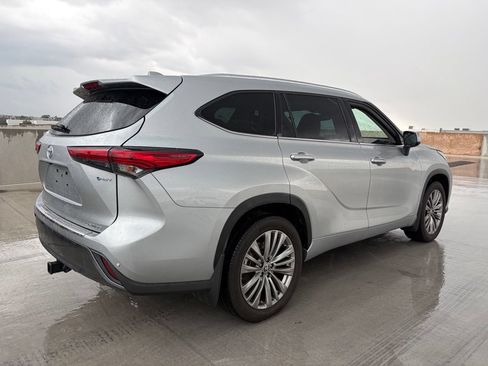 Used 2021 Toyota Highlander Limited AWD/4WD image 2
