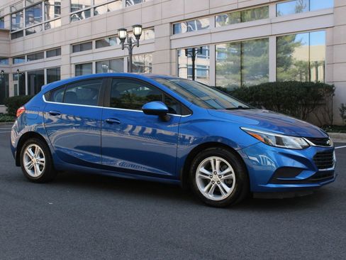 Used 2018 Chevrolet Cruze LT w/ Convenience Package image 2