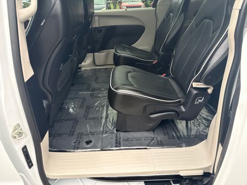 Used 2022 Chrysler Pacifica Limited FWD image 13