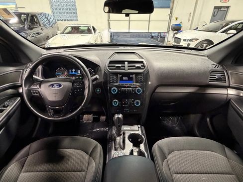 Used 2019 Ford Explorer XLT image 2