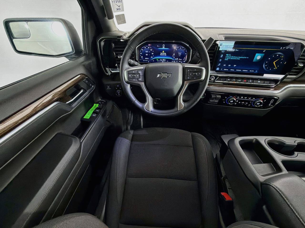 Used 2024 Chevrolet Silverado 1500 RST w/ Redline Edition AWD/4WD image 13