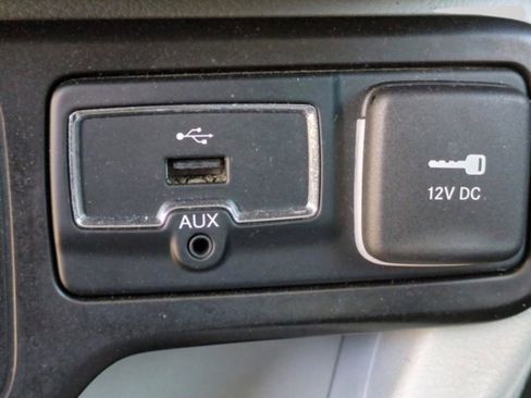 Used 2020 Jeep Renegade Latitude w/ Popular Equipment Group image 24