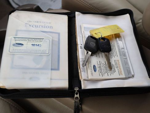 Used 2000 Ford Excursion XLT AWD/4WD image 12