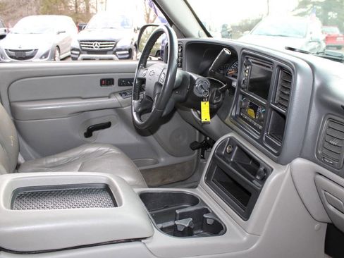 Used 2005 Chevrolet Suburban Z71 w/ Preferred Equipment Group image 12