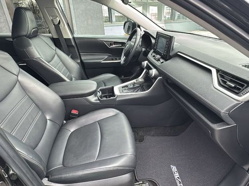 Used 2022 Toyota RAV4 XLE Premium w/ Carpet Mat Package (TMS) image 19