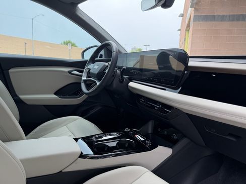 Used 2025 Audi Q6 e-tron Premium RWD image 42