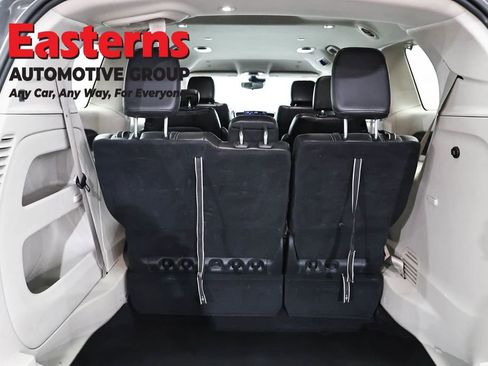 Used 2023 Chrysler Pacifica Touring-L FWD image 9