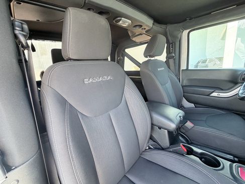 Used 2018 Jeep Wrangler Sahara w/ Dual Top Group AWD/4WD image 22