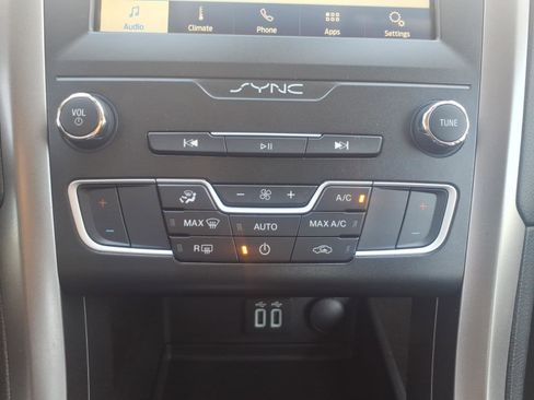 Used 2020 Ford Fusion SE image 18