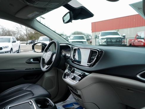 Used 2024 Chrysler Pacifica Touring-L image 9