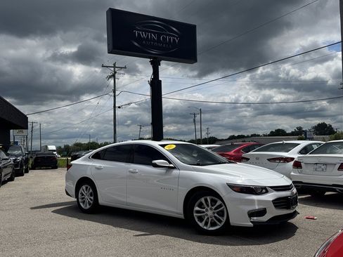 Used 2017 Chevrolet Malibu LT FWD image 1