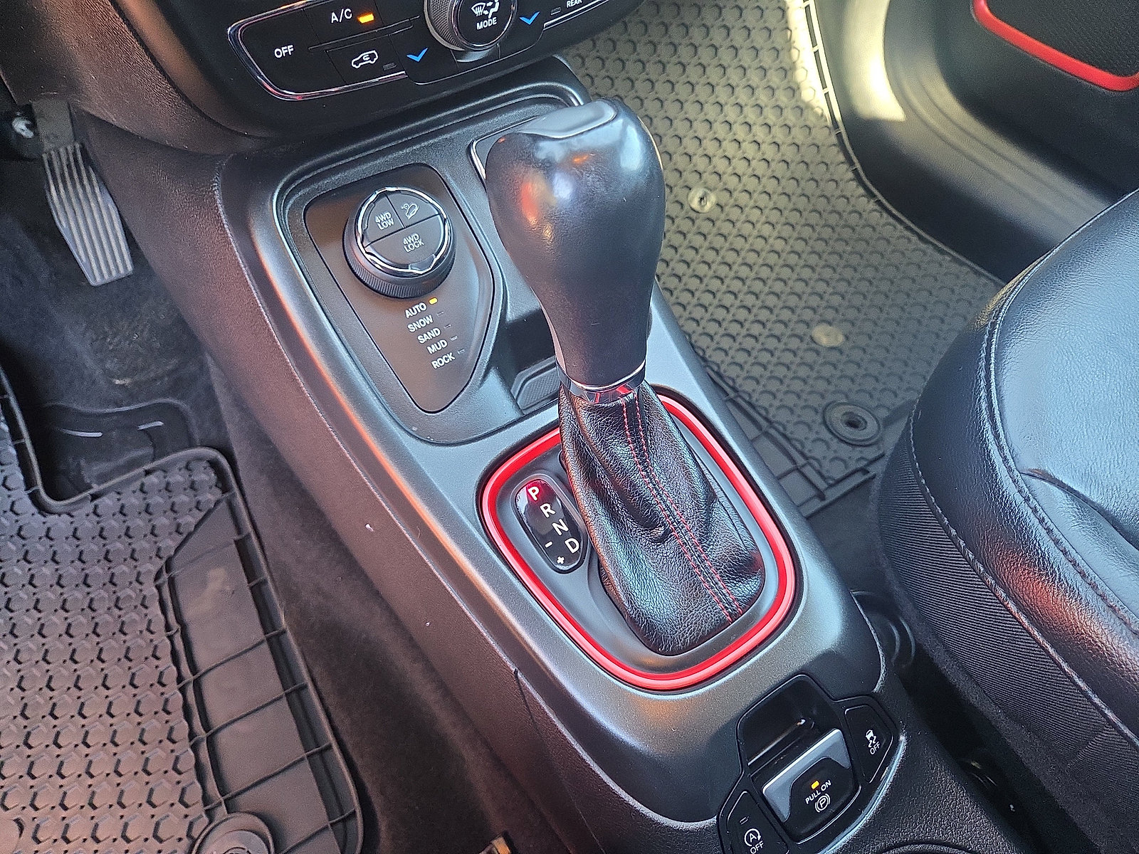 Used 2018 Jeep Compass Trailhawk w/ Leather Interior Group AWD/4WD image 26