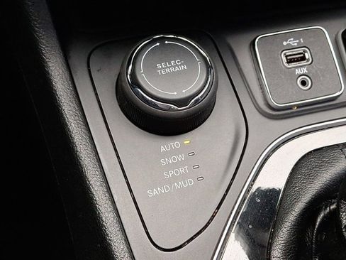 Certified 2019 Jeep Cherokee Limited image 28