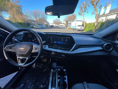 Used 2025 Chevrolet Trax LT w/ LT Convenience Package image 31