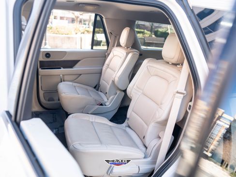 Used 2018 Lincoln Navigator Select w/ Technology Package image 21