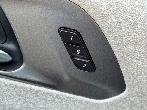 Used 2023 Chrysler Pacifica Touring-L FWD image 17