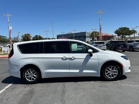 Used 2023 Chrysler Voyager LX FWD image 5