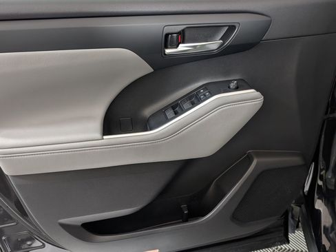 Used 2020 Toyota Highlander XLE image 16