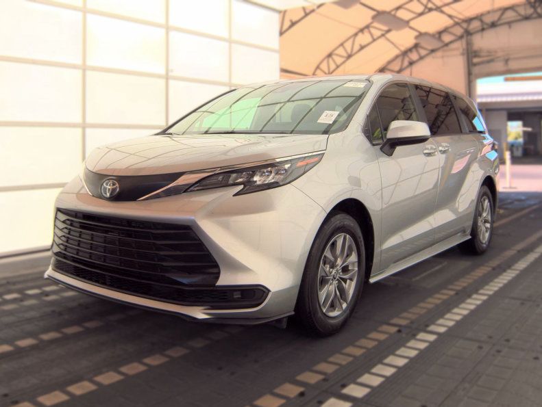 Used 2025 Toyota Sienna LE FWD image 1