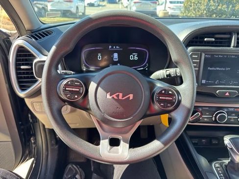 Used 2023 Kia Soul LX w/ LX Technology Package image 15