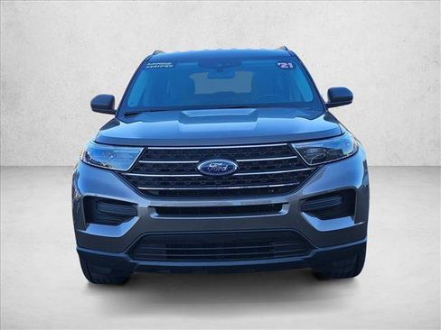 Used 2021 Ford Explorer XLT image 2